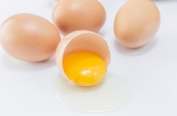 Comment casser des œufs sans crever le jaune ?