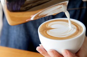 Comment préparer un capuccino avec un mousseur à lait ?