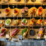 découvrez les villes espagnoles les plus gourmandes et partez à la rencontre des meilleures spécialités culinaires locales à travers l'espagne. laissez-vous tenter par un voyage savoureux au cœur des traditions gastronomiques espagnoles !